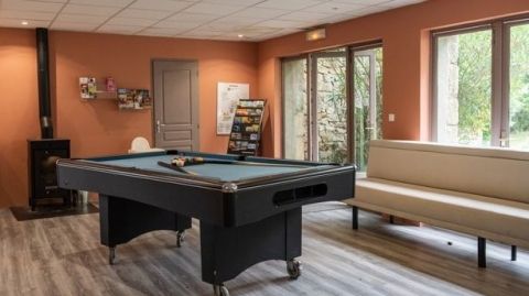 Salle commune du village de gites avec billard et baby-foot