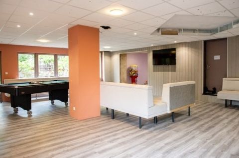 Salle commune pour accueil de groupes en village de gites en Ardèche