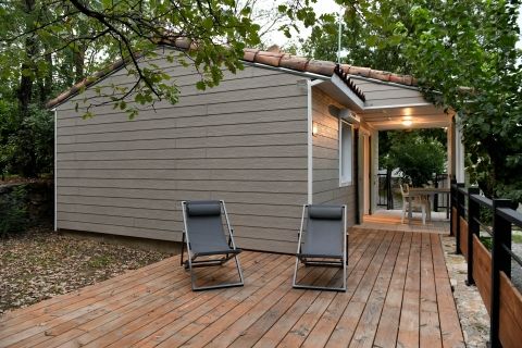 Terrasse privée avec salon de jardin