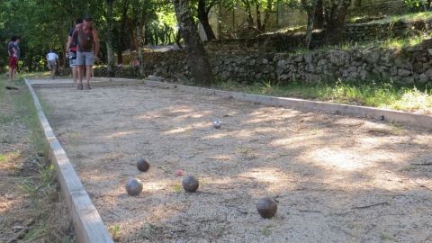 Village de gites avec terrain de pétanque en ardeche
